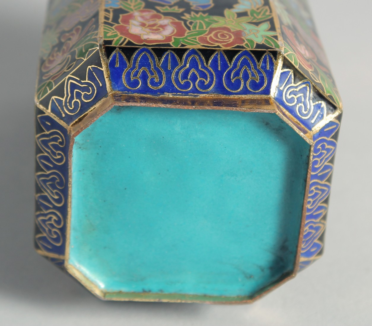 THREE CHINESE CLOISONNE ENAMELLED ITEMS, comprising a black ground bowl, a octagonal brush pot and a - Bild 5 aus 9