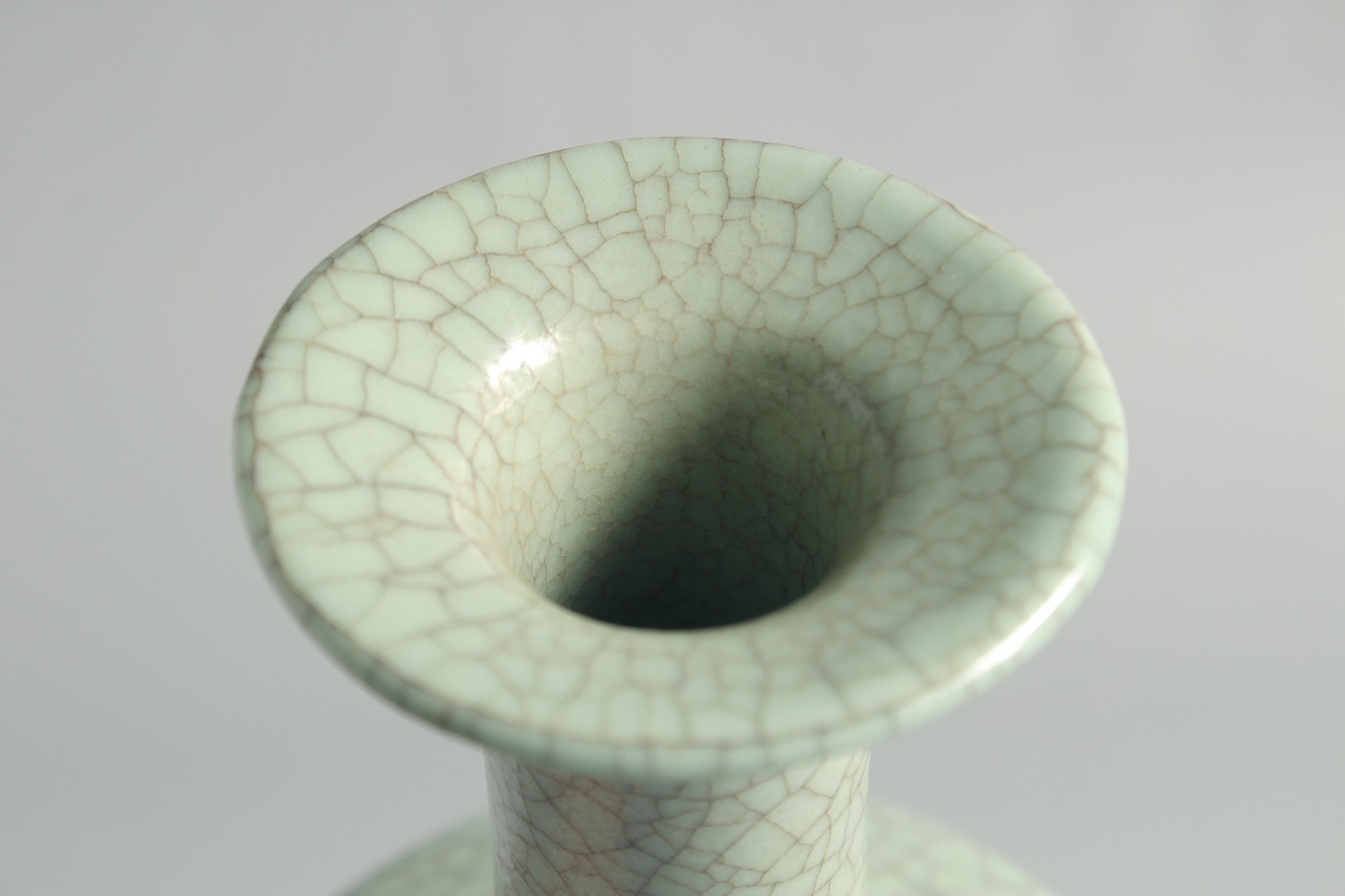 A CHINESE CRACKLE GLAZED CELADON BOTTLE VASE, 23.5cm high. - Bild 4 aus 5