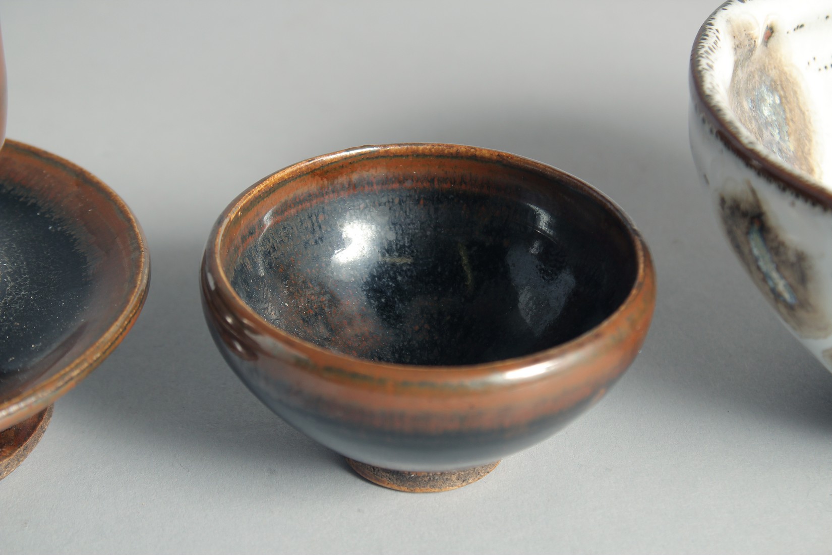 A COLLECTION OF CHINESE STUDIO GLAZED POTTERY ITEMS, comprising two bowls and two cups; one cup with - Bild 4 aus 6