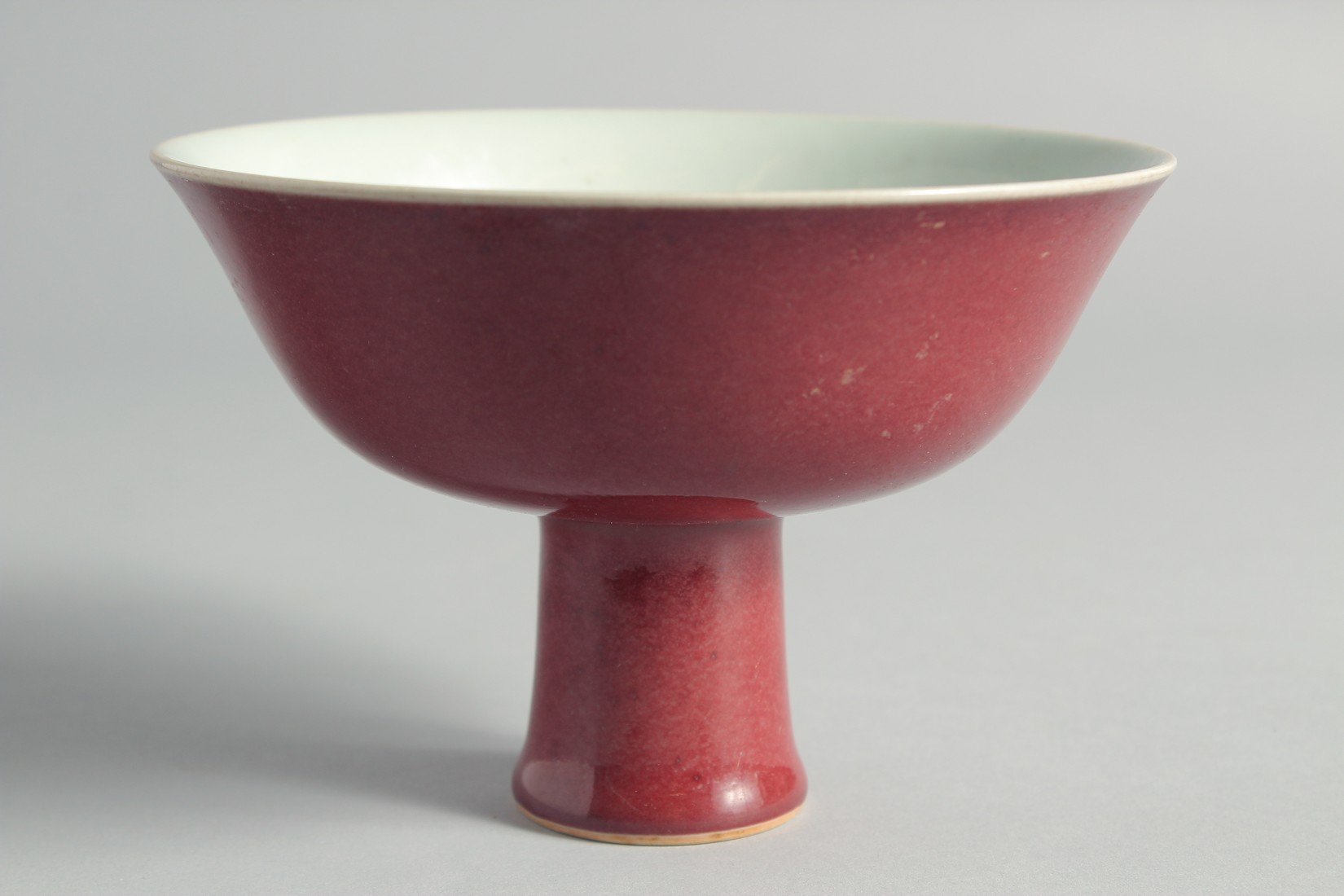 A CHINESE RED GLAZE PEDESTAL BOWL, with six-character mark to inner foot rim, bowl 15cm diameter. - Bild 2 aus 4