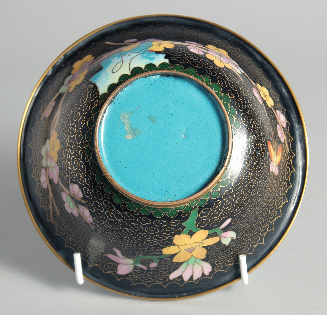 THREE CHINESE CLOISONNE ENAMELLED ITEMS, comprising a black ground bowl, a octagonal brush pot and a - Bild 9 aus 9