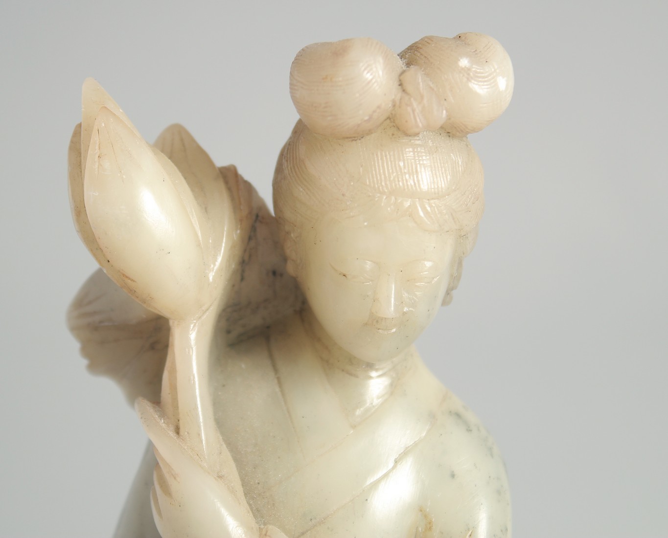 A CHINESE CARVED JADE FIGURE OF GUANYIN, 29cm high. - Bild 3 aus 3