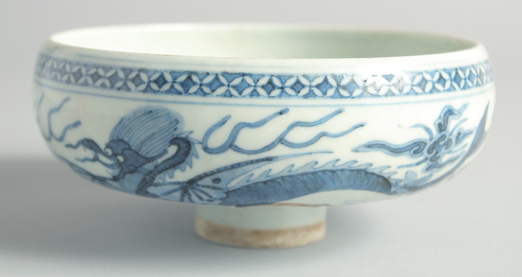 AN UNUSUAL CHINESE BLUE AND WHITE PORCELAIN PEDESTAL BOWL, the exterior painted with dragon-like - Bild 3 aus 6