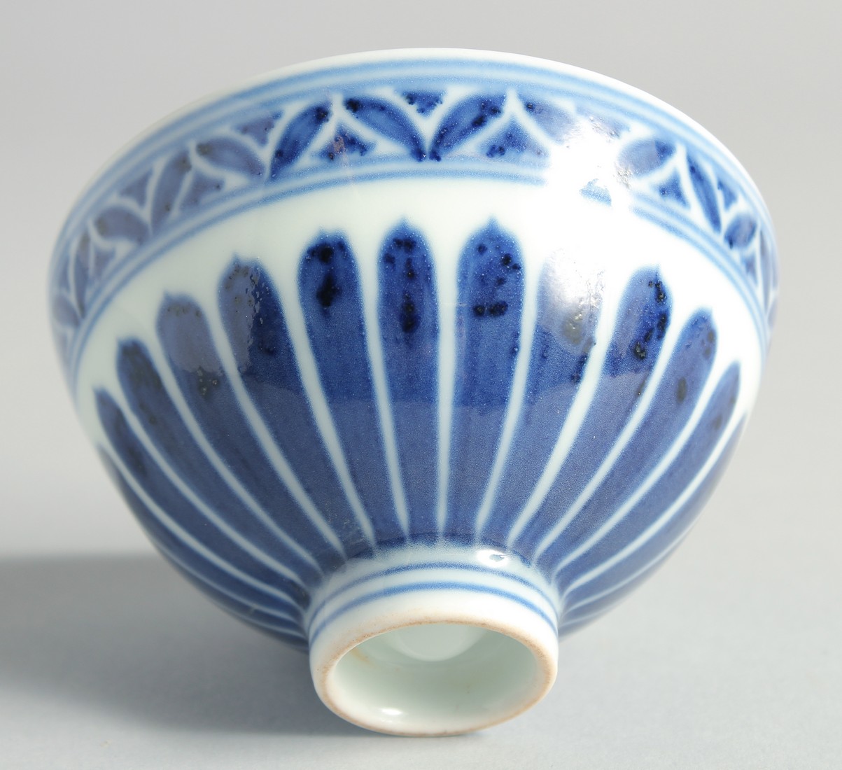 A SMALL CHINESE BLUE AND WHITE PORCELAIN BOWL, 9cm diameter. - Bild 5 aus 5