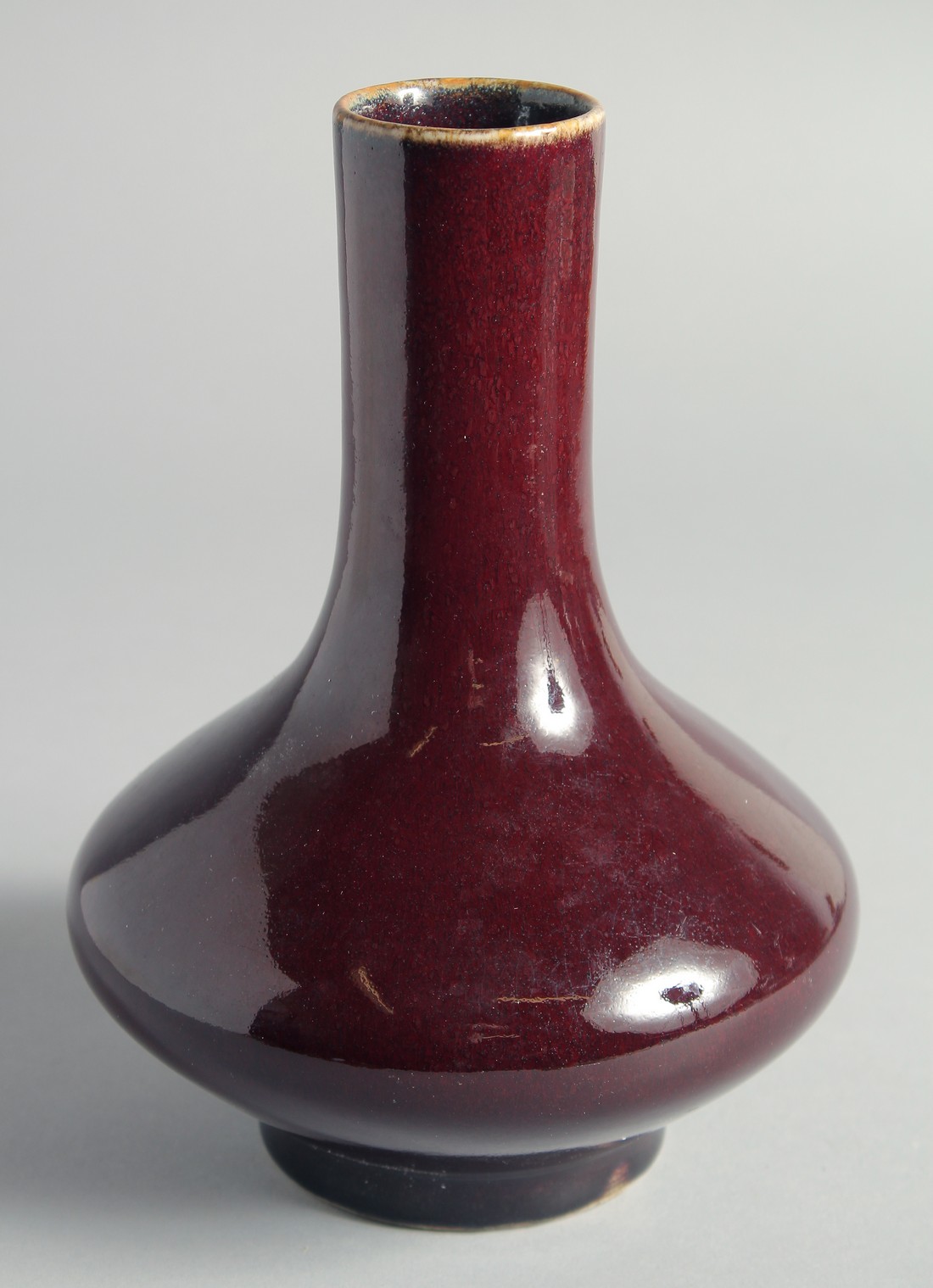 A CHINESE FLAMBE GLAZED BOTTLE VASE, 21cm high. - Bild 2 aus 5