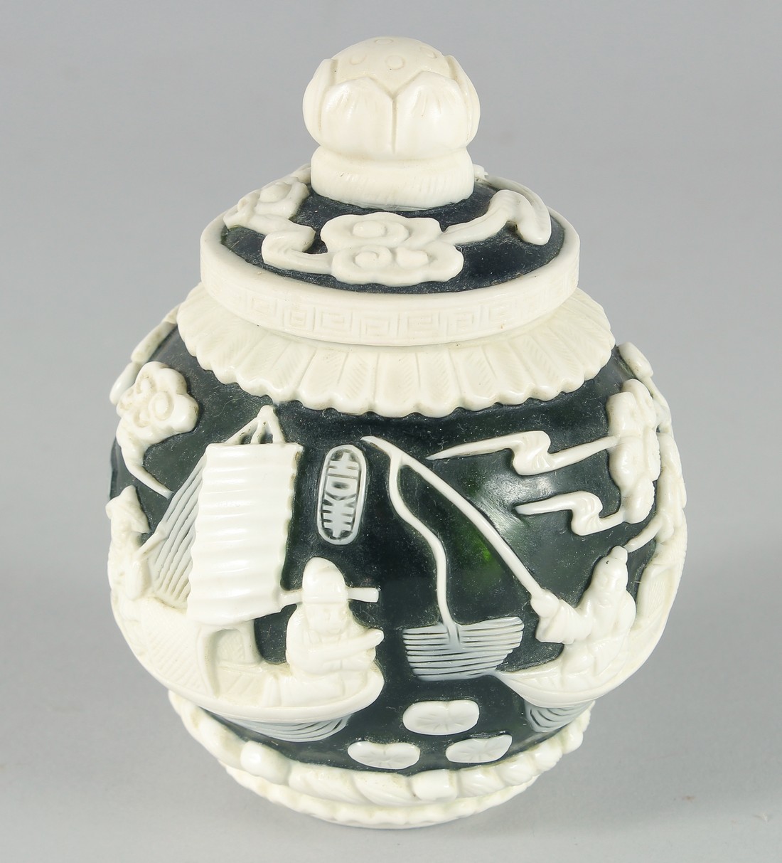 A SMALL CHINESE GREEN GLASS JAR with raised decoration of boating scenes and figures, bearing two - Bild 2 aus 8