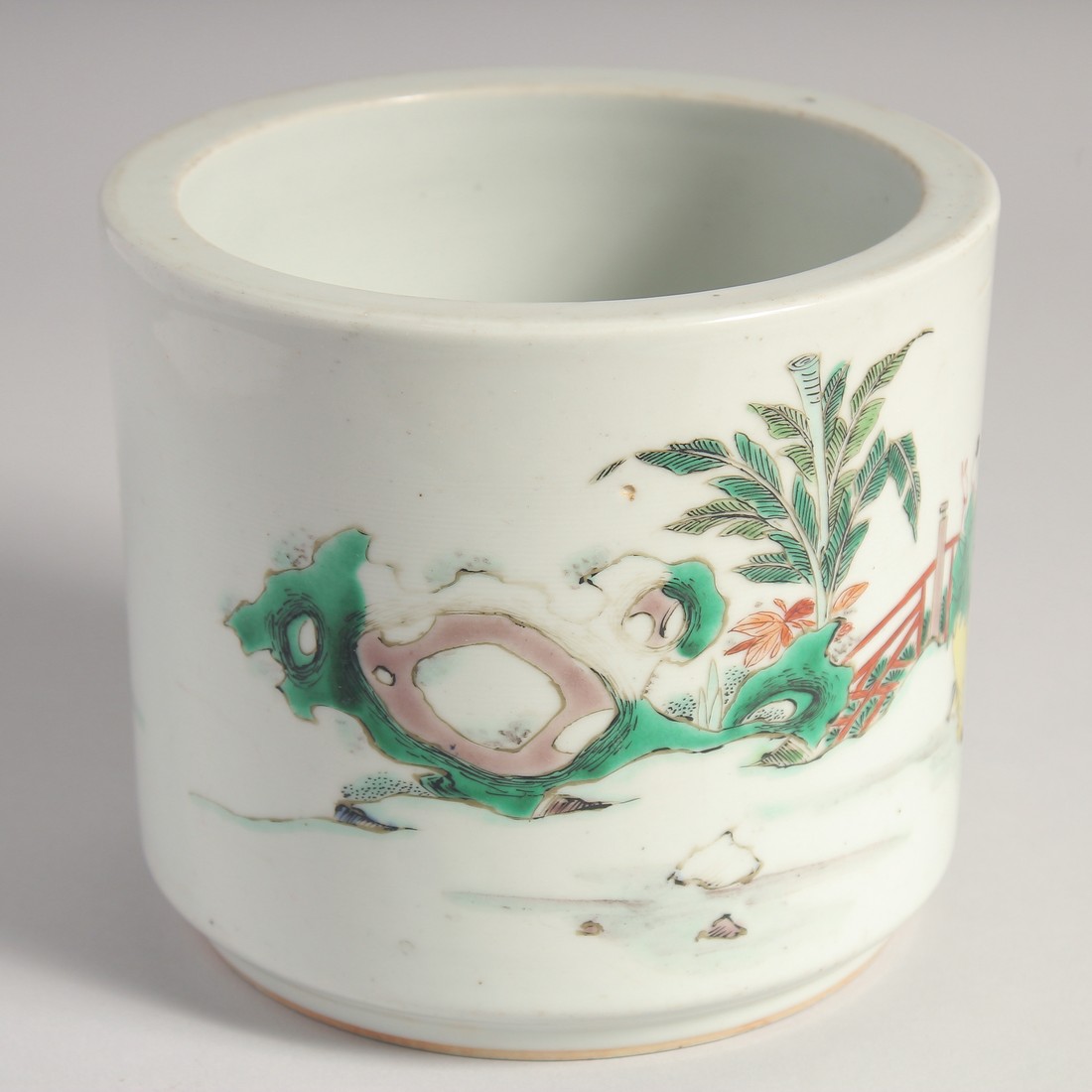A CHINESE FAMILLE VERTE PORCELAIN BRUSH POT, painted with figures in an outdoor setting, 14cm high. - Bild 3 aus 6