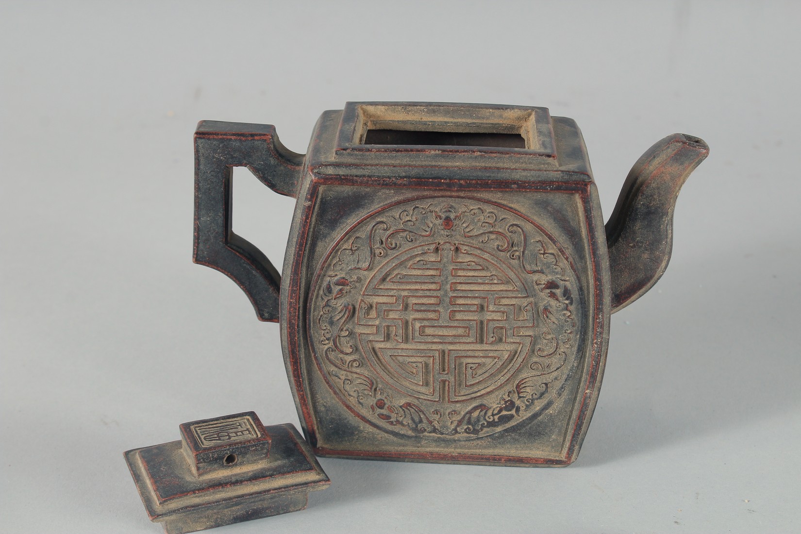 A MIXED COLLECTION OF CHINESE ITEMS, comprising a good hardstone figure mounted to a wooden base, - Bild 3 aus 9