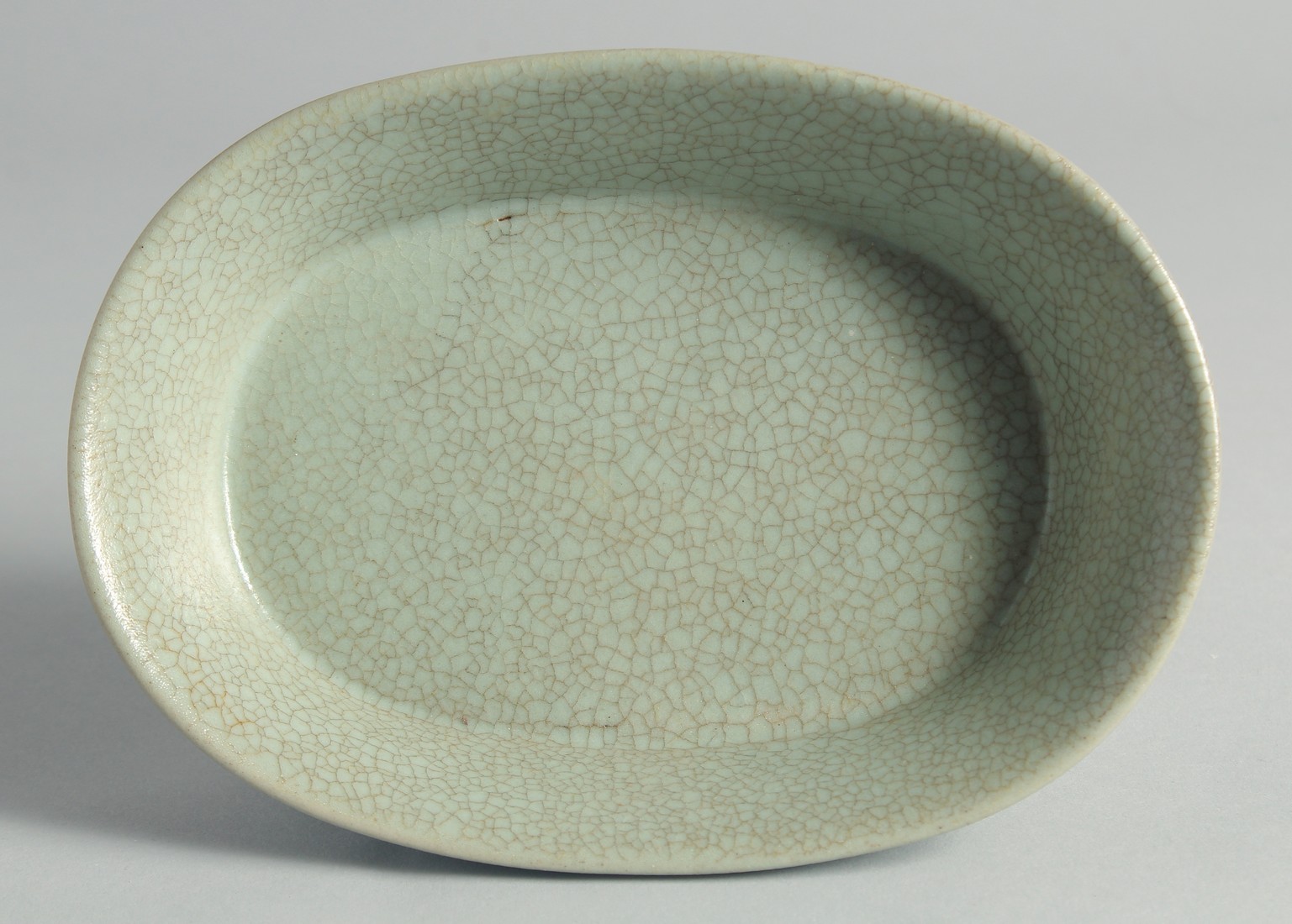 A CHINESE CELADON CRACKLE GLAZE OVAL FORM BRUSH WASHER, raised on four feet, 20cm wide. - Bild 2 aus 3