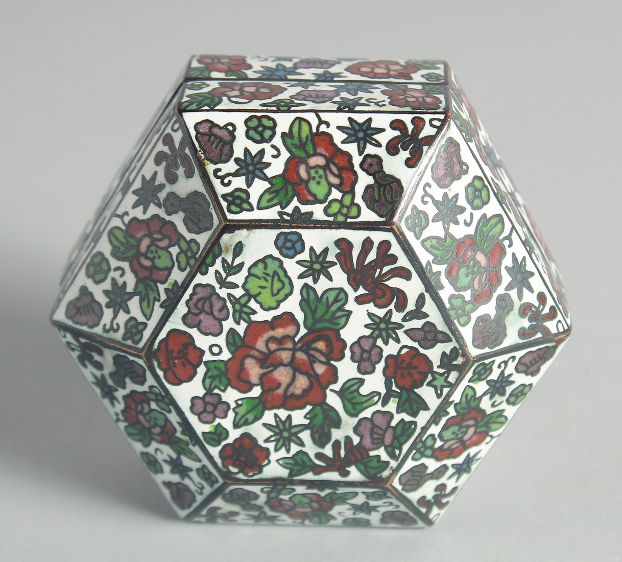 THREE CHINESE CLOISONNE ENAMELLED ITEMS, comprising a black ground bowl, a octagonal brush pot and a - Bild 6 aus 9