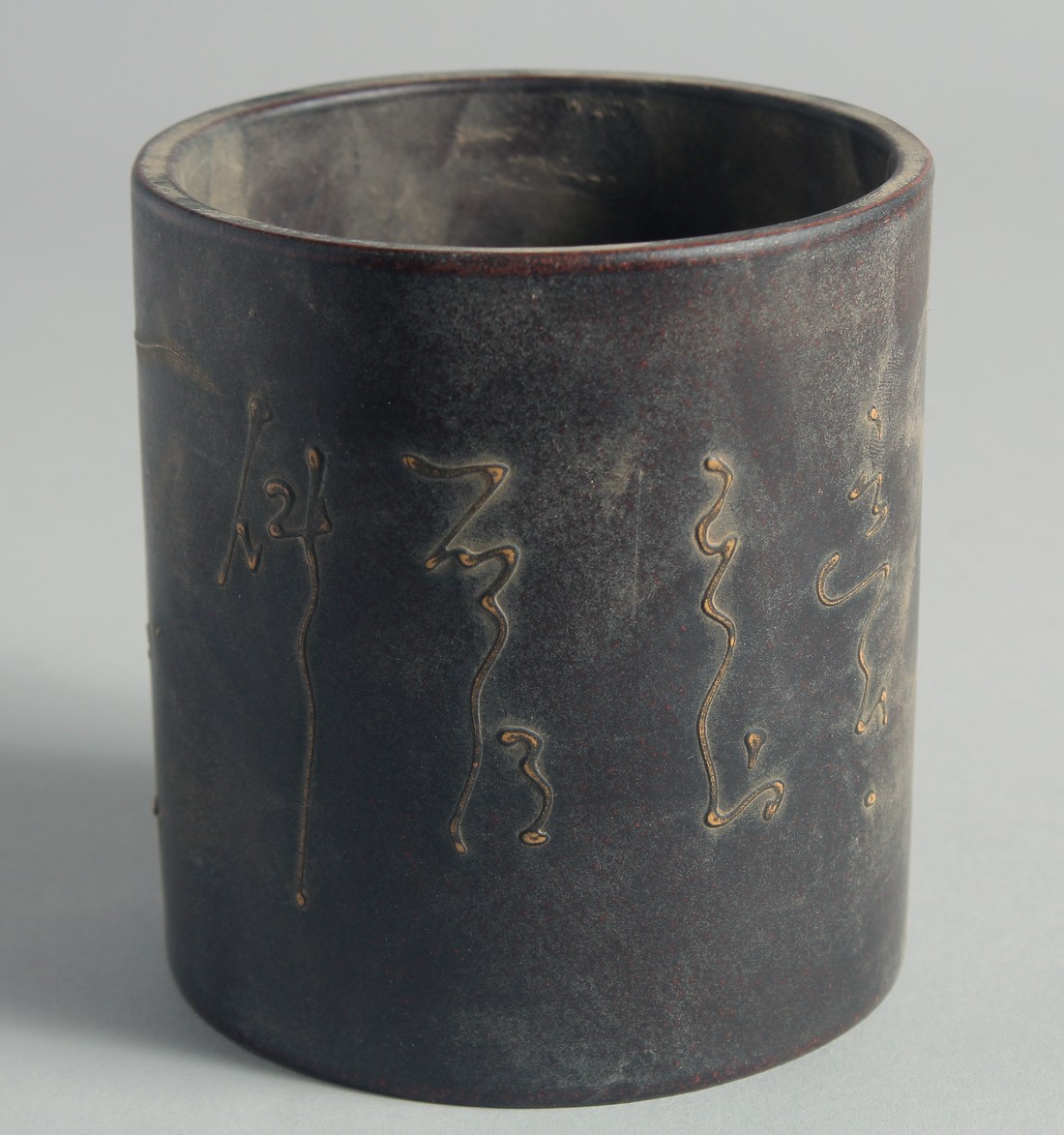 A CHINESE YIXING CYLINDRICAL BRUSH POT, with character mark to base, 11.5cm high - Bild 3 aus 6