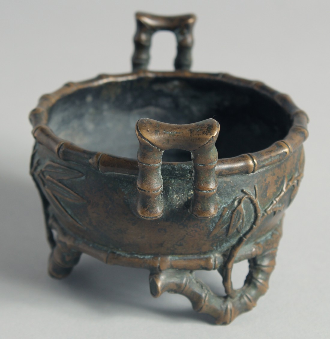 A SMALL CHINESE BRONZE CENSER, with bamboo formed handles and feet, the base with Xuande mark, - Bild 2 aus 7