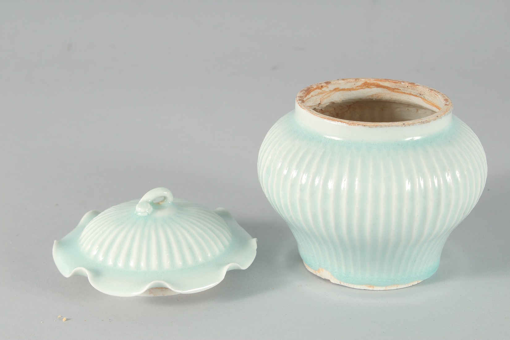 A CHINESE CELADON GLAZE POTTERY BOWL, raised on three moulded legs, 15cm high, together with a small - Bild 6 aus 8