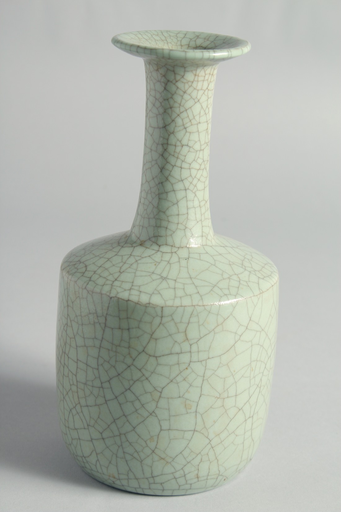 A CHINESE CRACKLE GLAZED CELADON BOTTLE VASE, 23.5cm high. - Bild 2 aus 5