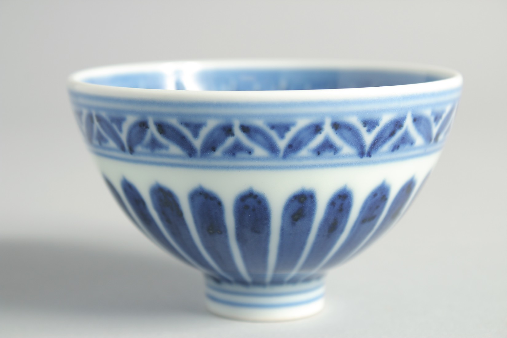 A SMALL CHINESE BLUE AND WHITE PORCELAIN BOWL, 9cm diameter. - Bild 2 aus 5