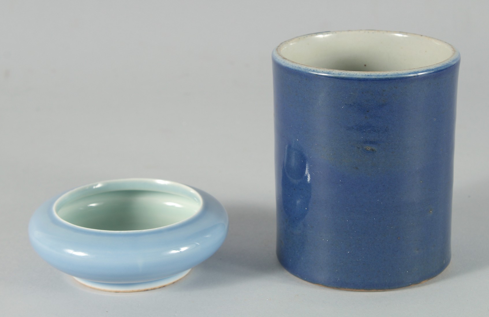 A CHINESE POWDER BLUE PORCELAIN BRUSH WASHER, the base with six-character mark, 10cm diameter, - Bild 2 aus 4