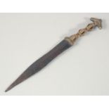 AN UNUSUAL 19TH CENTURY OR EARLIER AFRICAN BRASS HILTED DAGGER, 24cm long.