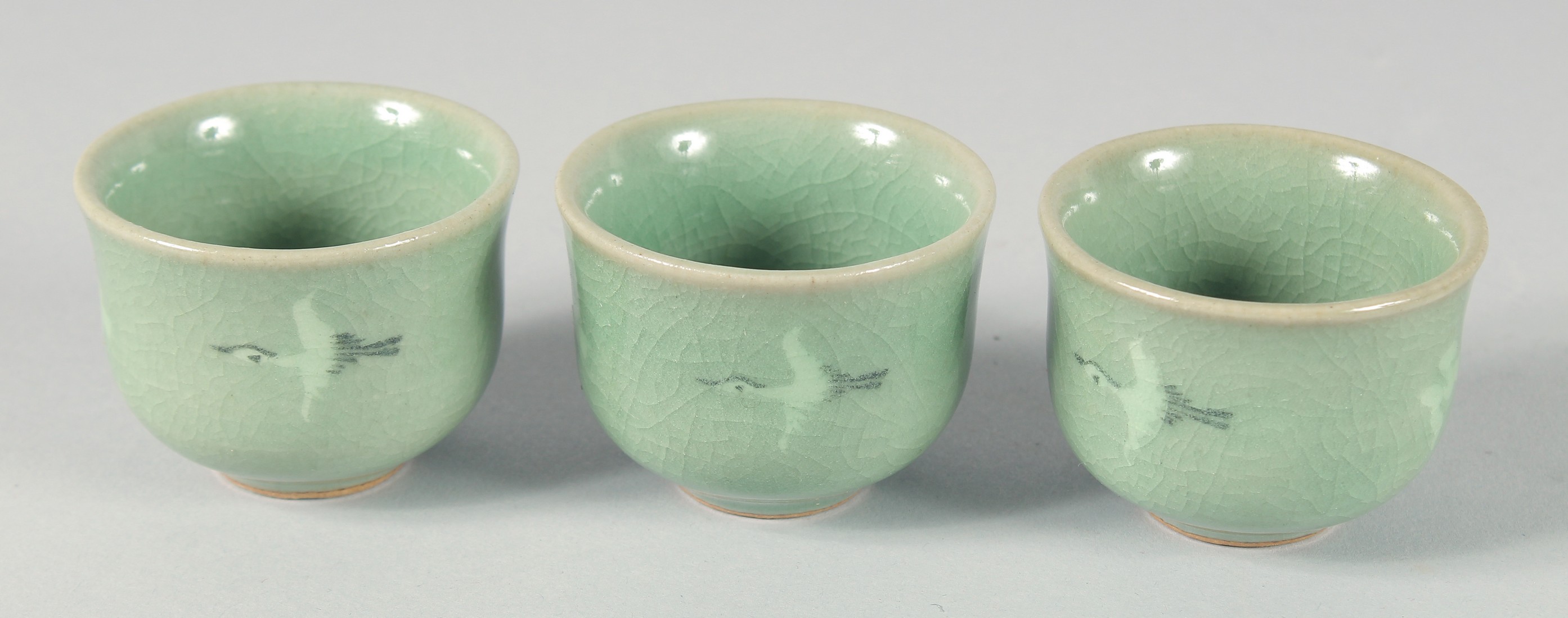A CELADON CRACKLE GLAZED JAR AND COVER, together with three Korean cups, (4). - Bild 2 aus 7