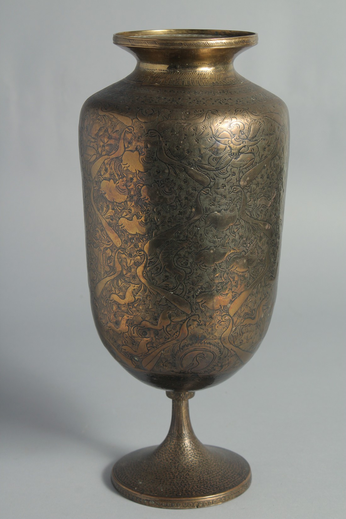 A TALL ISLAMIC ENGRAVED BRASS PEDESTAL VASE, the engraved and chased decoration depicting deities - Bild 2 aus 5