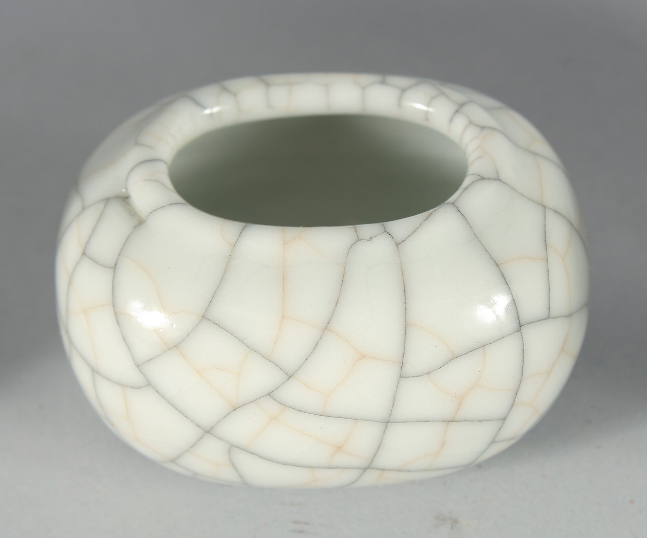 A COLLECTION OF FOUR CHINESE CRACKLE GLAZE ITEMS, comprising a small vase, a bowl, a brush wash - Bild 4 aus 5