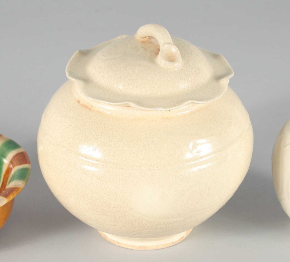 A COLLECTION OF FOUR CHINESE GLAZED POTTERY ITEMS, comprising a jar and cover, a small vase and - Bild 4 aus 7