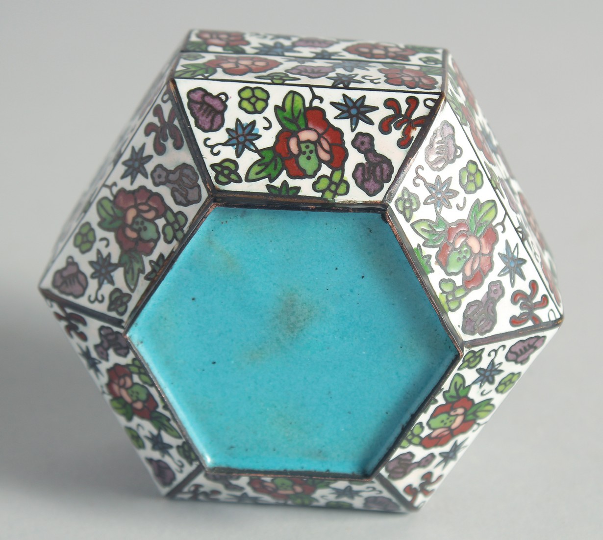 THREE CHINESE CLOISONNE ENAMELLED ITEMS, comprising a black ground bowl, a octagonal brush pot and a - Bild 7 aus 9