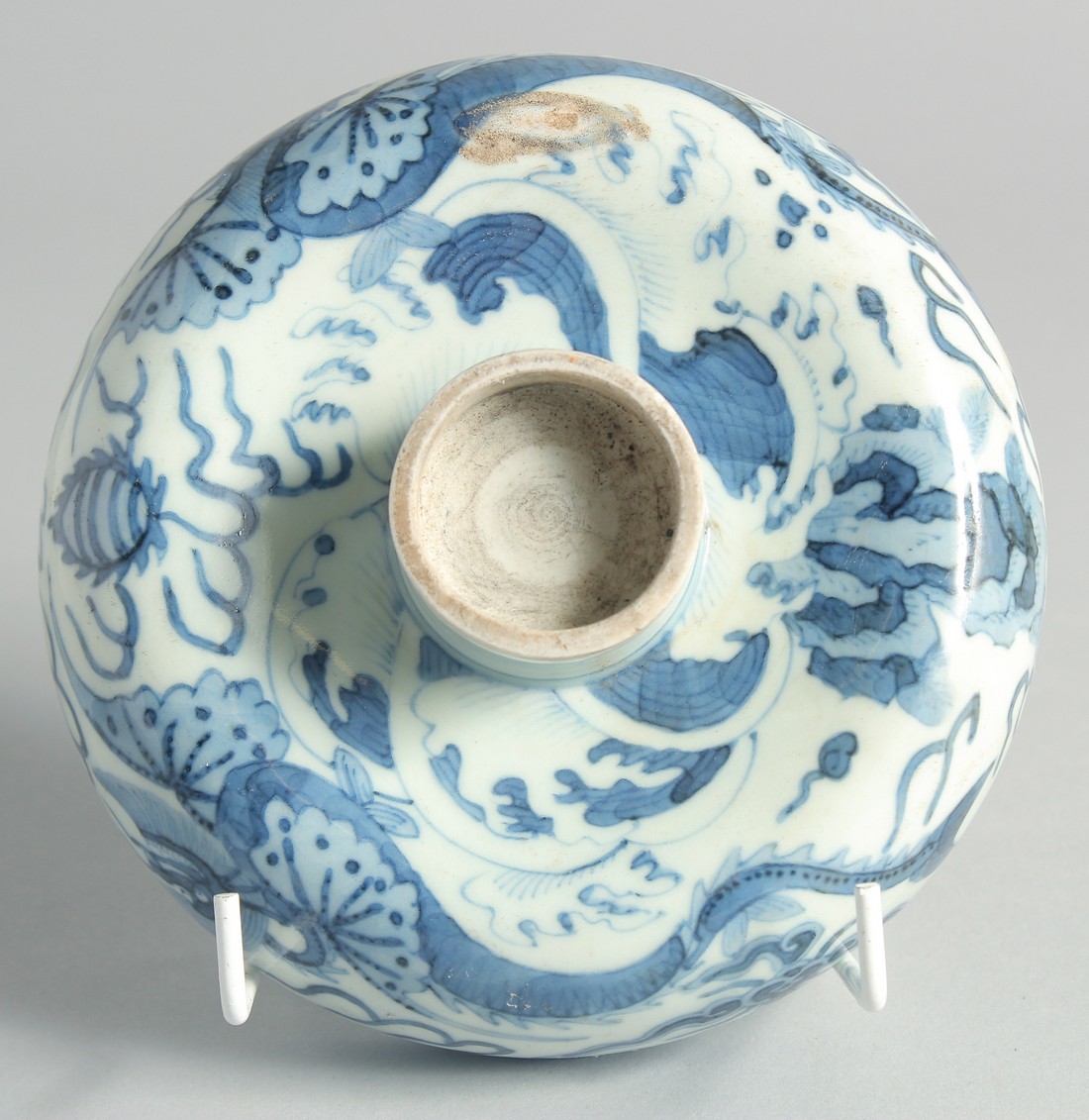 AN UNUSUAL CHINESE BLUE AND WHITE PORCELAIN PEDESTAL BOWL, the exterior painted with dragon-like - Bild 4 aus 6