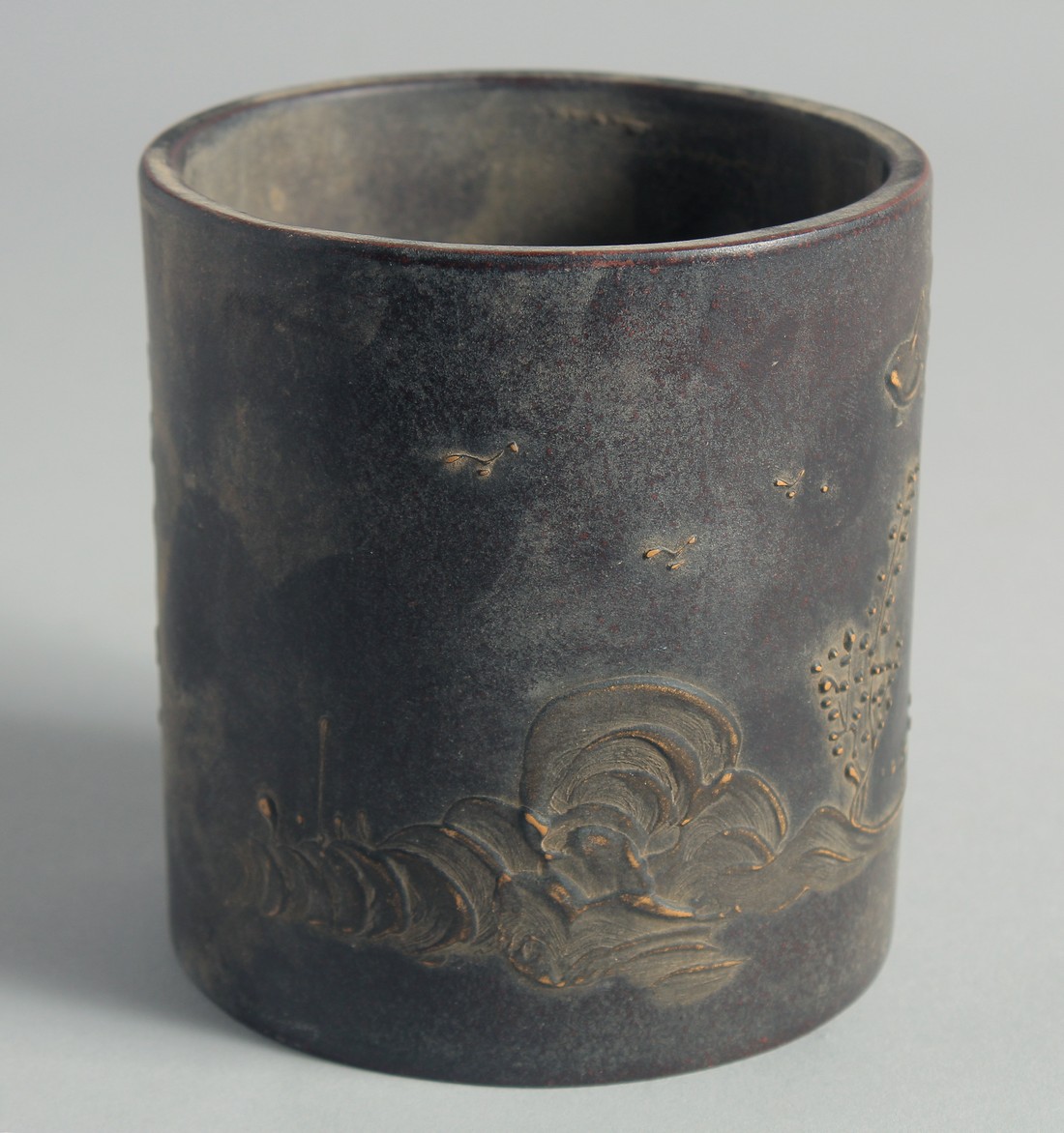 A CHINESE YIXING CYLINDRICAL BRUSH POT, with character mark to base, 11.5cm high - Bild 2 aus 6