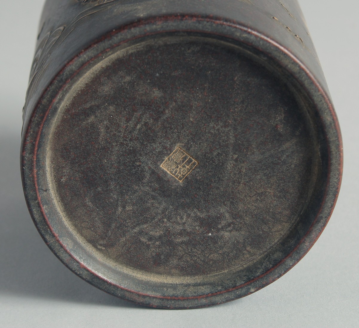 A CHINESE YIXING CYLINDRICAL BRUSH POT, with character mark to base, 11.5cm high - Bild 5 aus 6