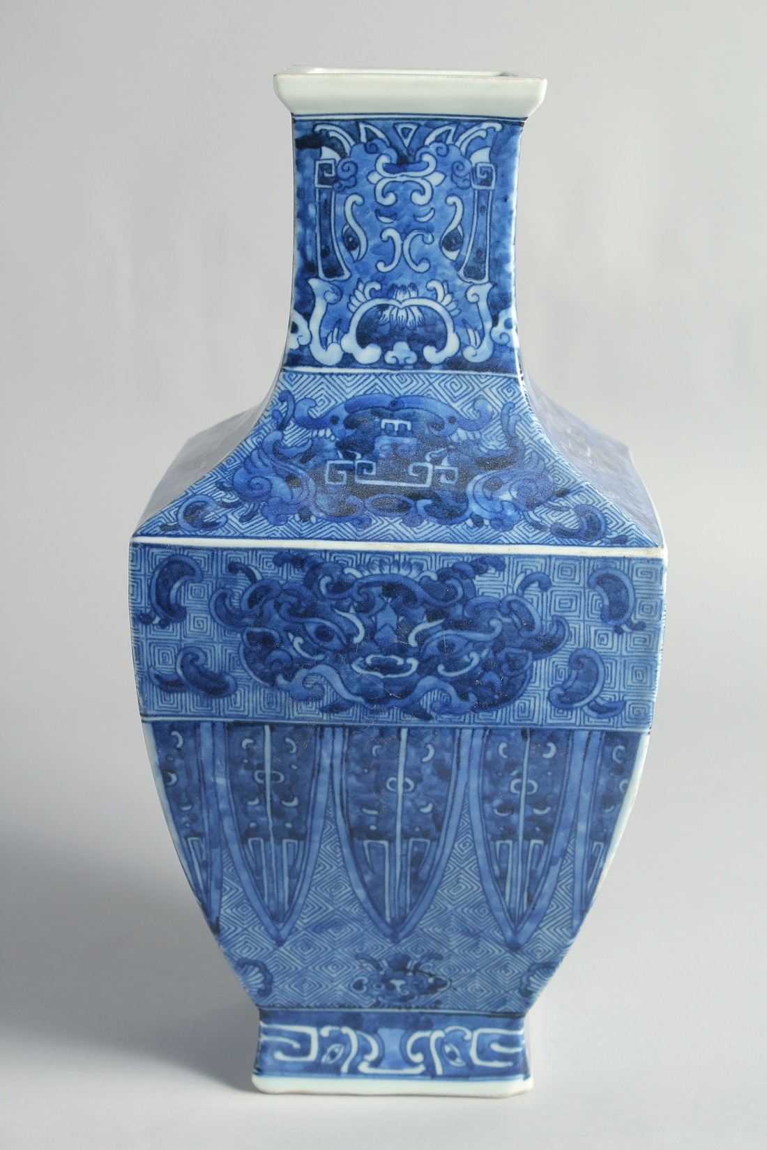 A LARGE CHINESE BLUE AND WHITE PORCELAIN SQUARE FORM VASE, the base with six-character mark, 35cm - Bild 4 aus 6