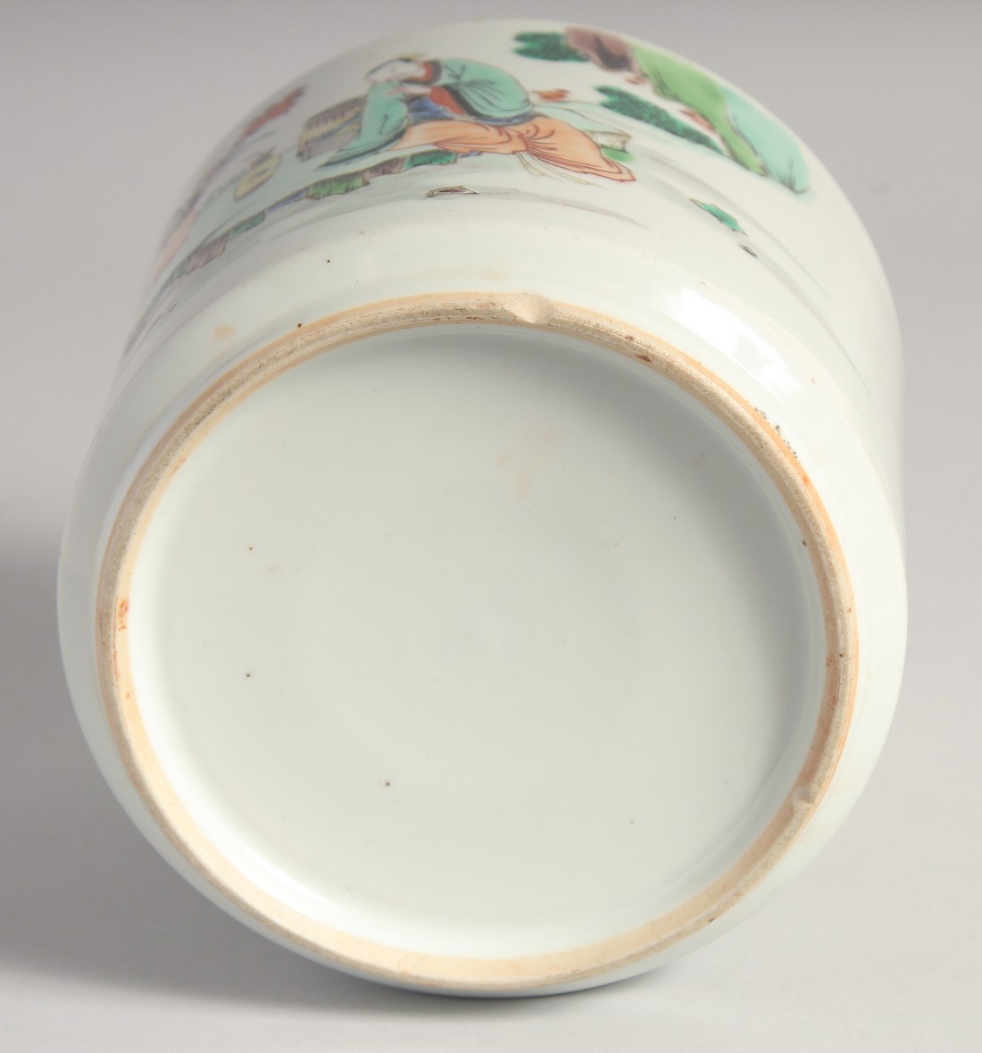 A CHINESE FAMILLE VERTE PORCELAIN BRUSH POT, painted with figures in an outdoor setting, 14cm high. - Bild 6 aus 6