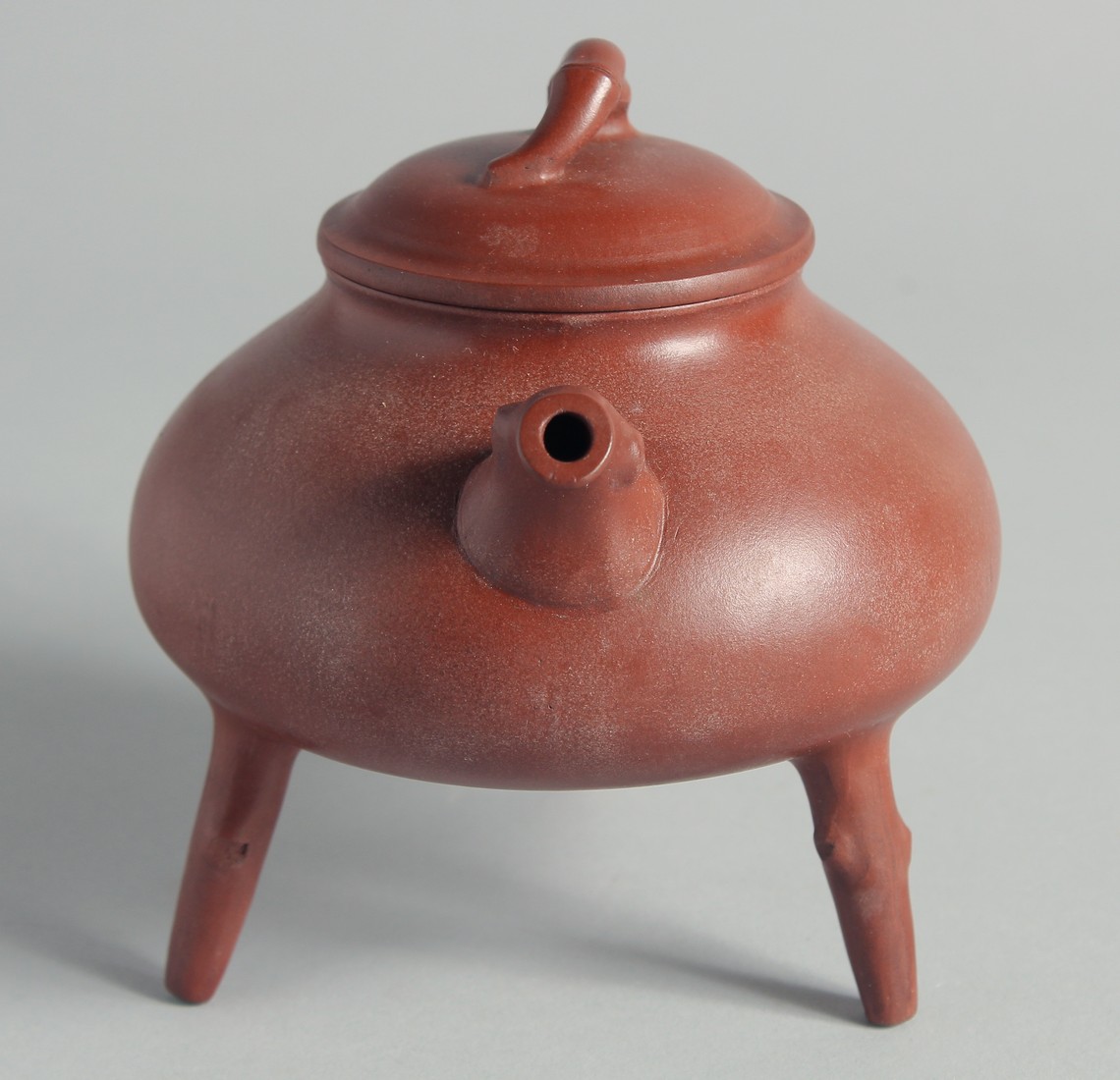 A CHINESE YIXING TEAPOT on tripod legs, with marks to inner lid and base, 13cm high. - Bild 2 aus 7