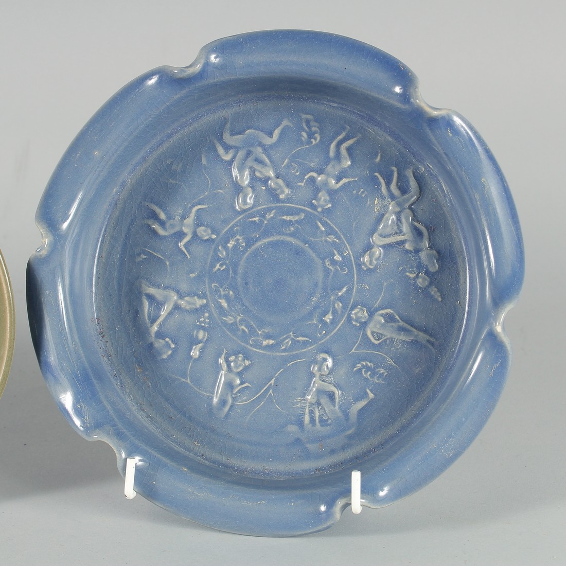 A COLLECTION OF CHINESE GLAZED POTTERY DISHES, comprising two celadon circular dishes and one blue - Bild 4 aus 5