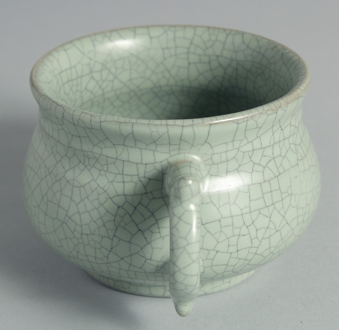 A CHINESE CELADON TWIN HANDLE CENSER, 15cm wide (handle to handle). - Bild 2 aus 6