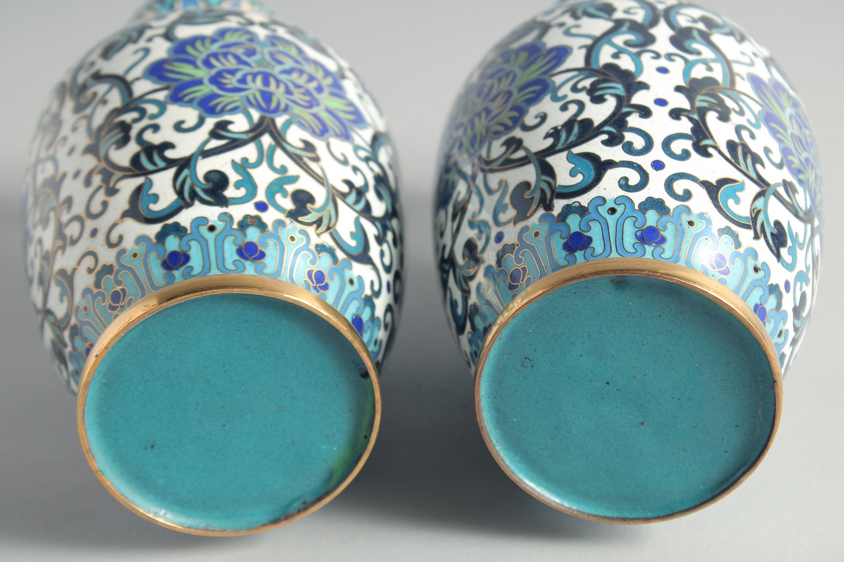 A GOOD PAIR OF BLUE, WHITE AND GREEN CLOISONNE VASES, decorated with intertwined foliate design with - Bild 5 aus 5