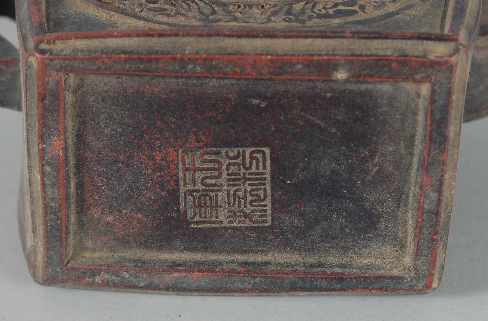 A MIXED COLLECTION OF CHINESE ITEMS, comprising a good hardstone figure mounted to a wooden base, - Bild 4 aus 9