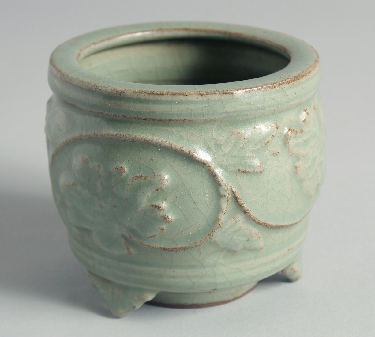 A CHINESE CELADON GLAZE CENSER, relief-decorated with leaves and vine, raised on three feet, 10cm - Bild 3 aus 5