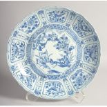 A LARGE CHINESE WANLI PERIOD BLUE AND WHITE KRAAK WARE PORCELAIN DISH, painted with a central