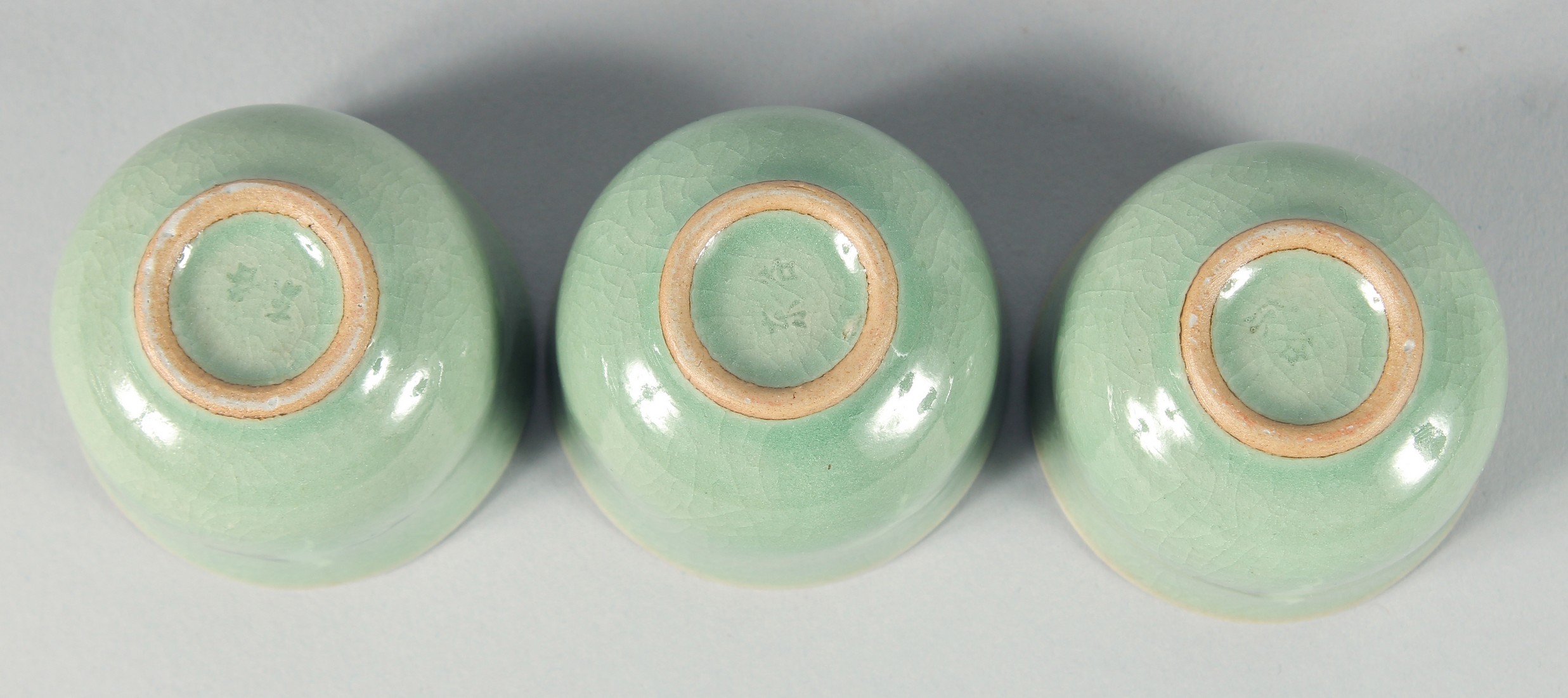 A CELADON CRACKLE GLAZED JAR AND COVER, together with three Korean cups, (4). - Bild 4 aus 7