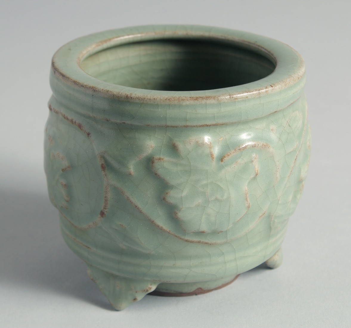 A CHINESE CELADON GLAZE CENSER, relief-decorated with leaves and vine, raised on three feet, 10cm - Bild 2 aus 5