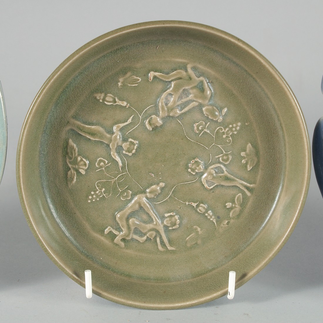 A COLLECTION OF CHINESE GLAZED POTTERY DISHES, comprising two celadon circular dishes and one blue - Bild 3 aus 5