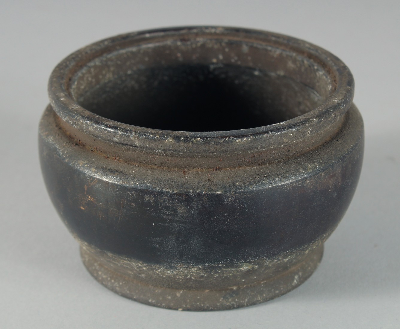 A CHINESE BRONZE TWIN HANDLE CENSER, with relief decoration of stylised waves and raised on three - Bild 5 aus 6