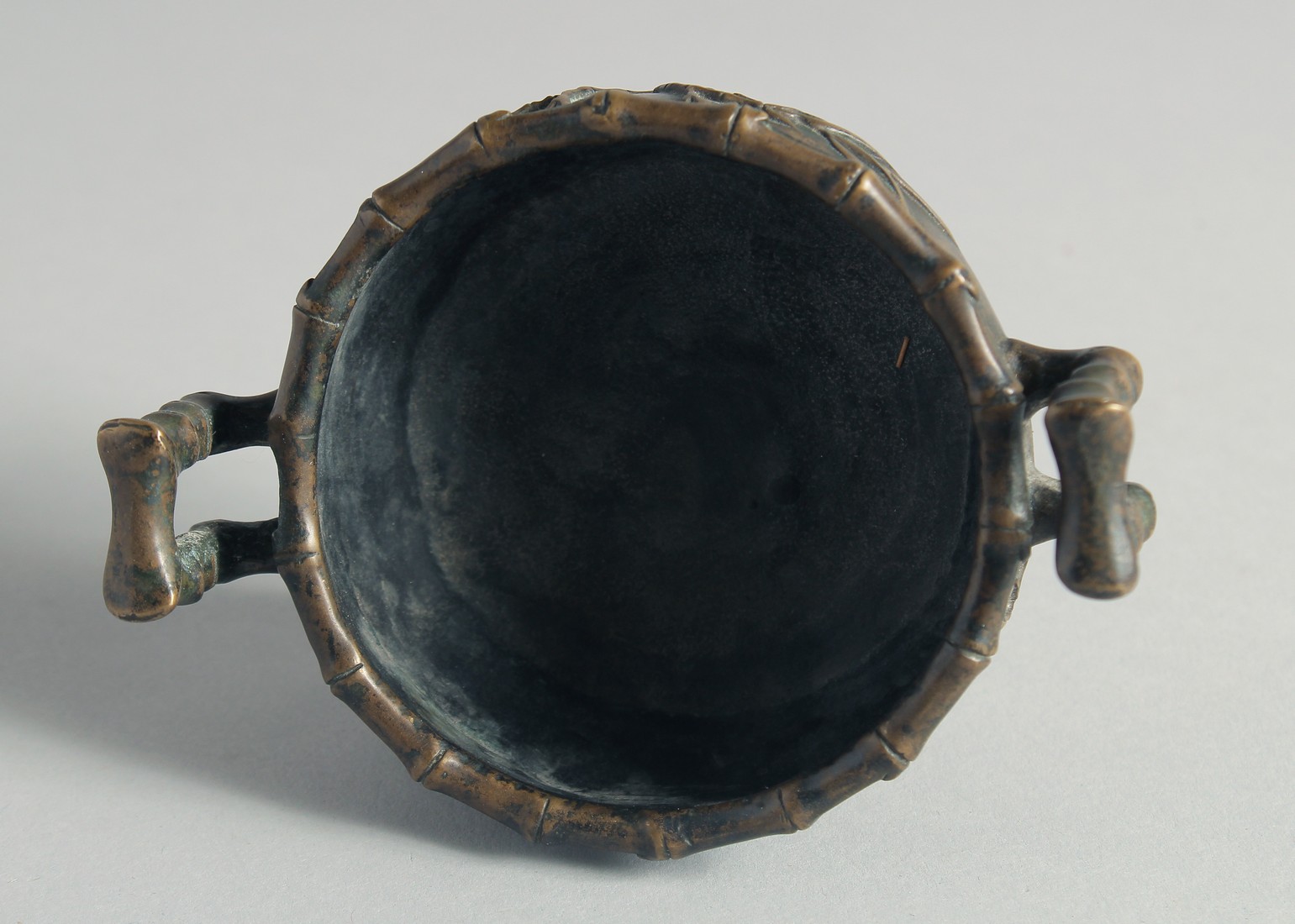 A SMALL CHINESE BRONZE CENSER, with bamboo formed handles and feet, the base with Xuande mark, - Bild 5 aus 7