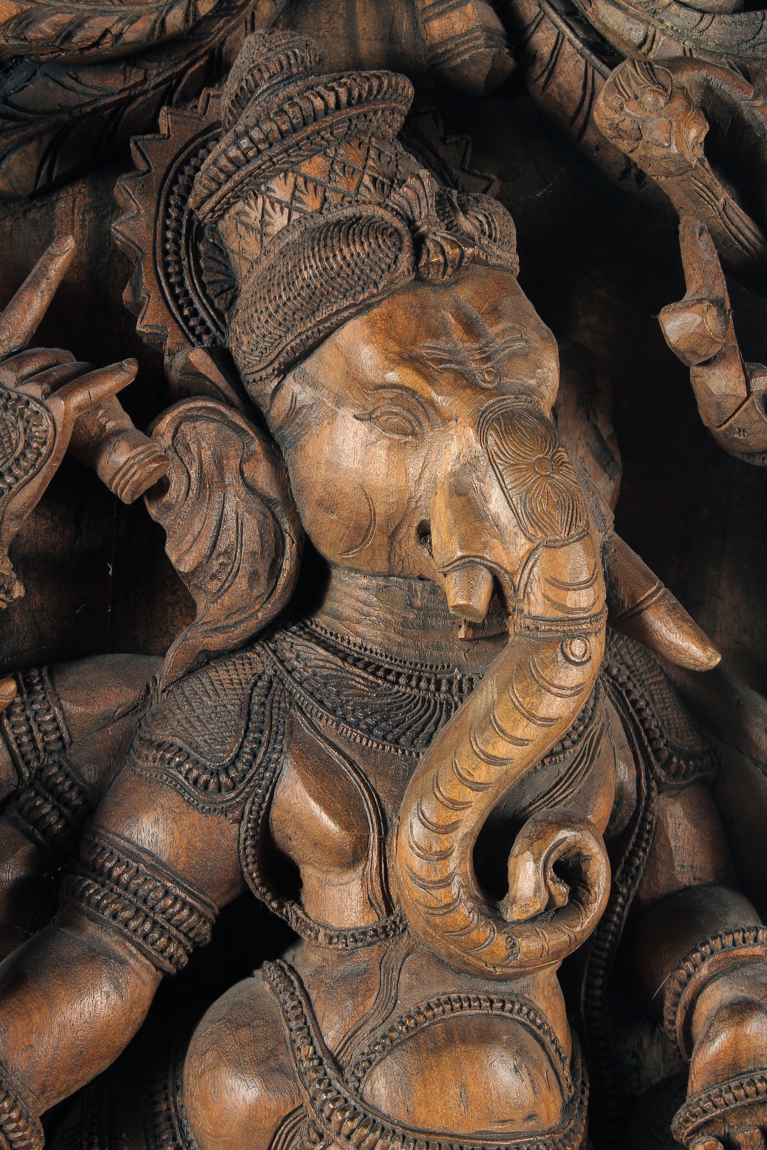 A LARGE INDIAN CARVED WOOD PANEL OF GANESH, 76.5cm x 37cm. - Bild 2 aus 4