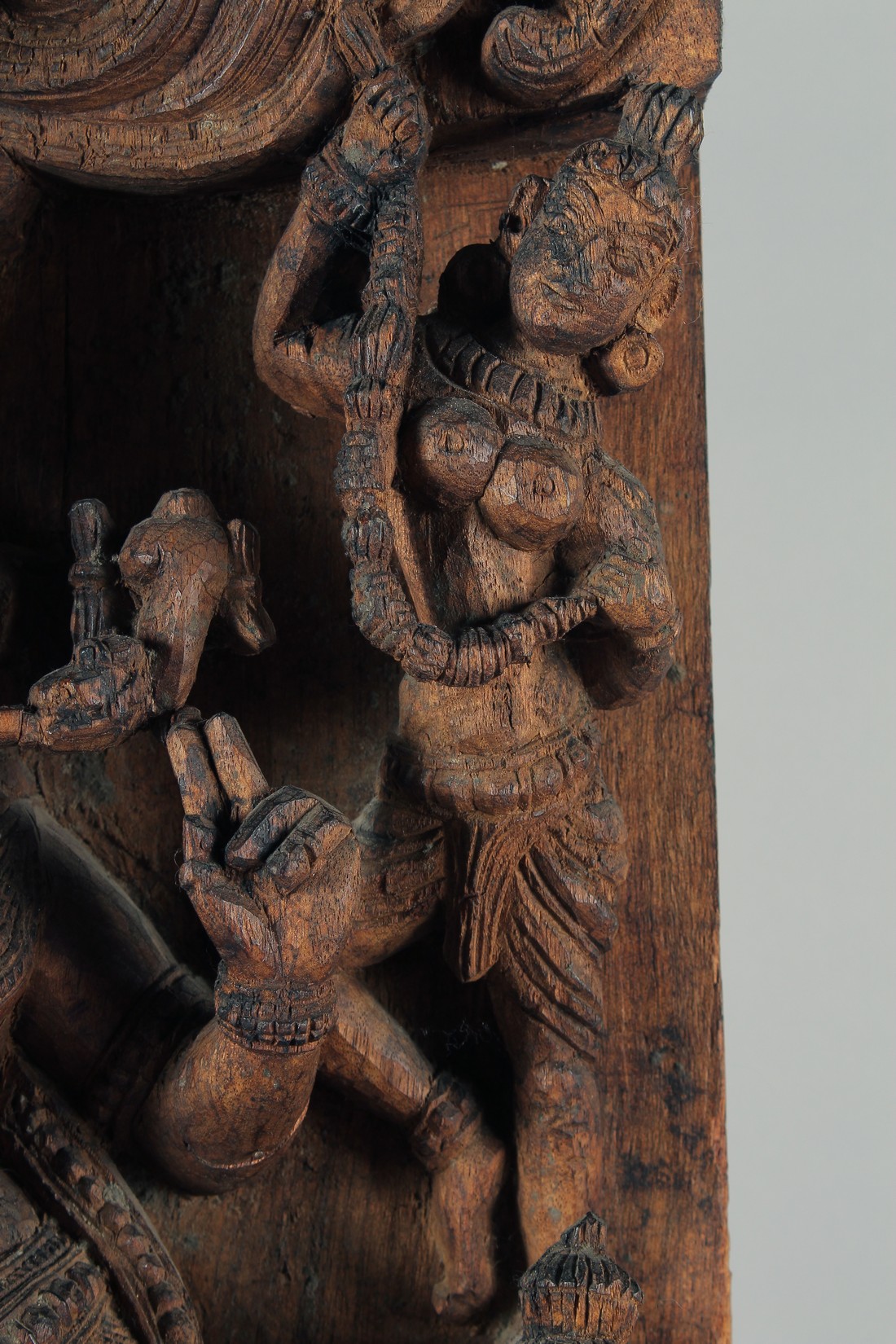 A LARGE INDIAN CARVED WOODEN PANEL, with central deity playing a musical instrument surrounded by - Bild 3 aus 6