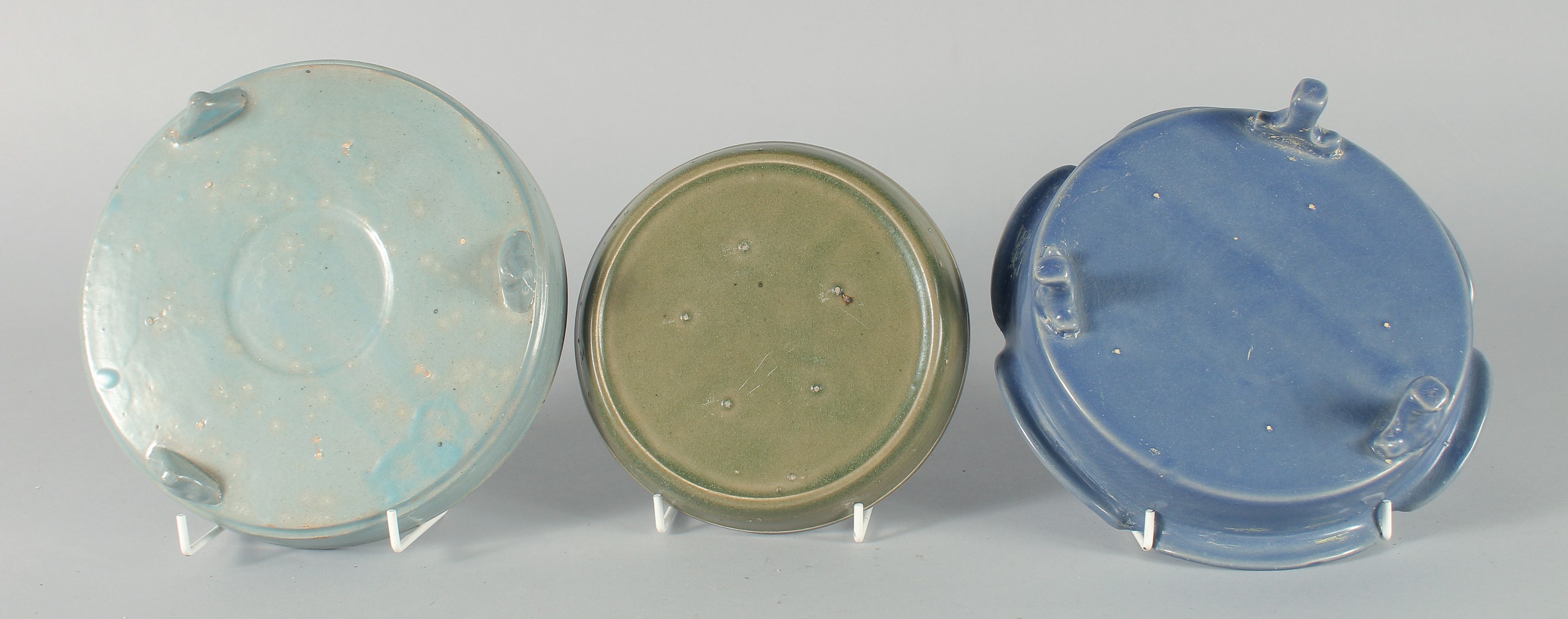 A COLLECTION OF CHINESE GLAZED POTTERY DISHES, comprising two celadon circular dishes and one blue - Bild 5 aus 5