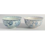A NEAR PAIR OF CHINESE BLUE AND WHITE PORCELAIN BOWLS, 14cm diameter.