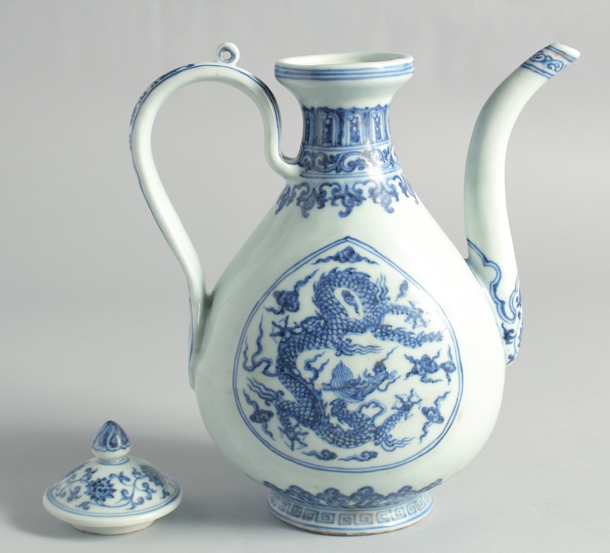 A CHINESE MING STYLE BLUE AND WHITE PORCELAIN LIDDED EWER, decorated with dragons, 27cm high. - Bild 5 aus 7