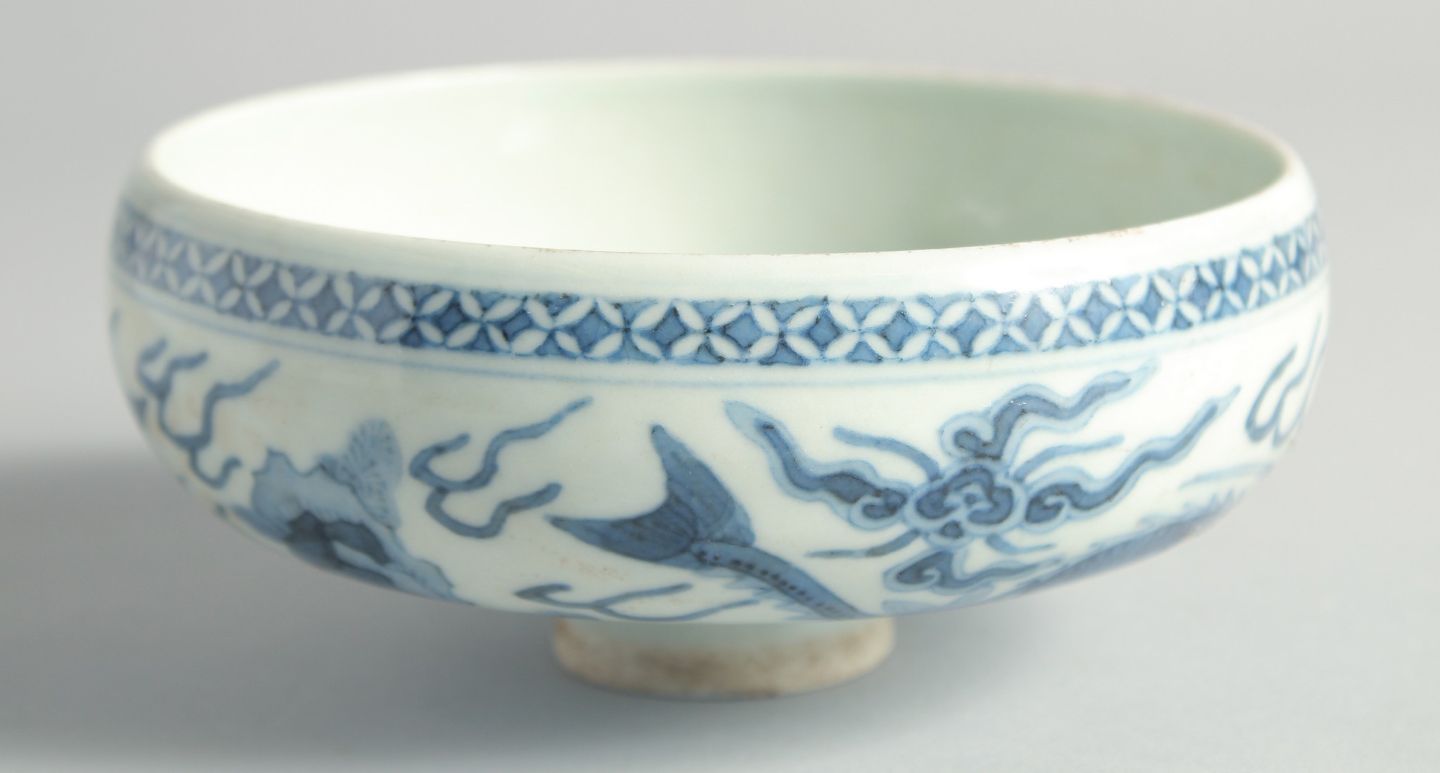 AN UNUSUAL CHINESE BLUE AND WHITE PORCELAIN PEDESTAL BOWL, the exterior painted with dragon-like - Bild 2 aus 6