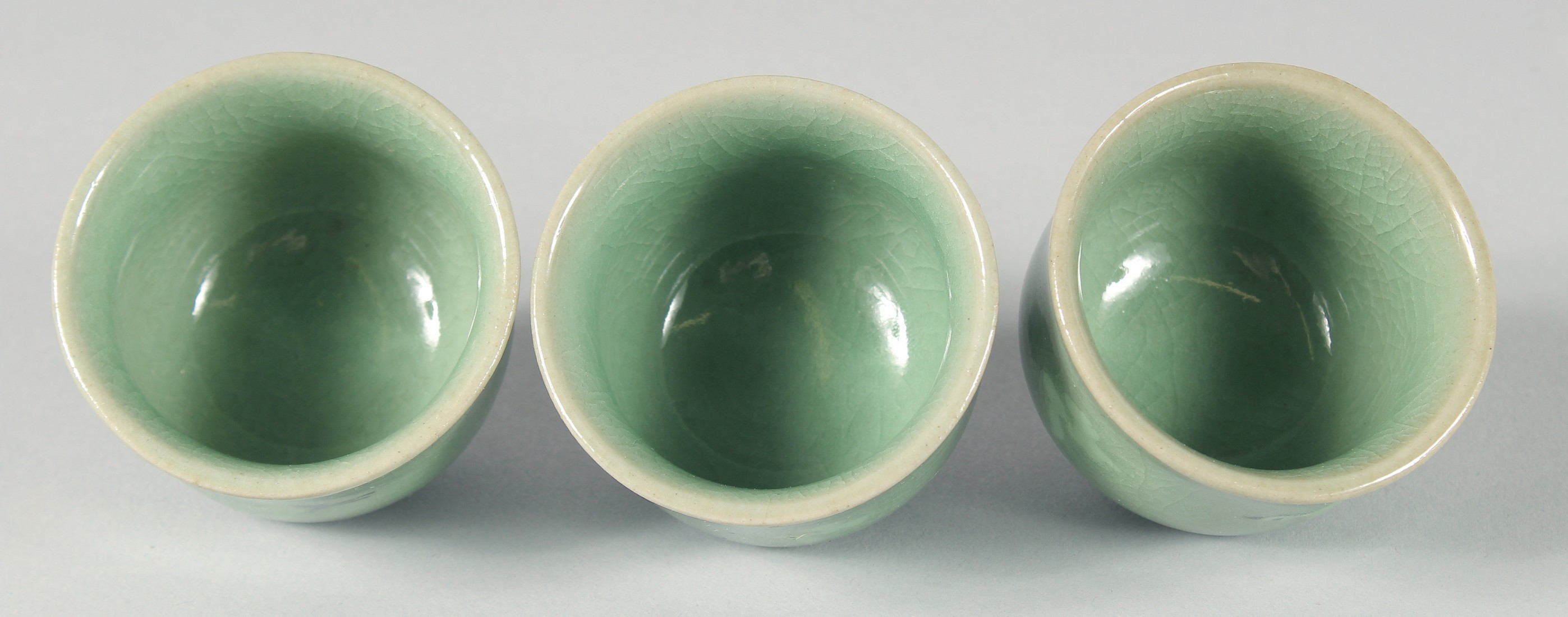 A CELADON CRACKLE GLAZED JAR AND COVER, together with three Korean cups, (4). - Bild 3 aus 7